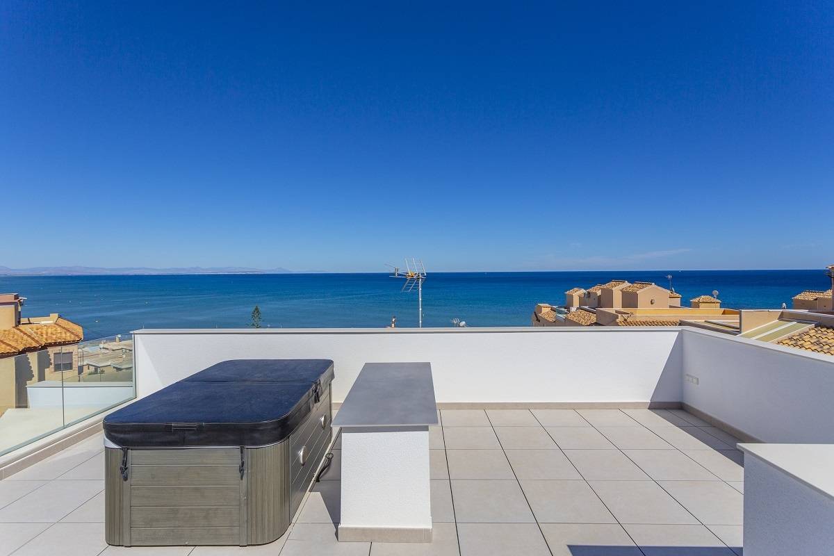 VILLA MED KÆLDER, STUEETAGE, FØRSTE SAL OG SOLARIUM I LA MATA NÆR HAVET