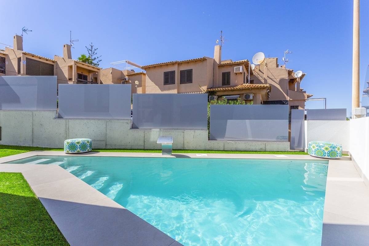 VILLA MET KELDER, BEGANE GROND, EERSTE VERDIEPING EN SOLARIUM IN LA MATA IN DE BUURT VAN DE ZEE