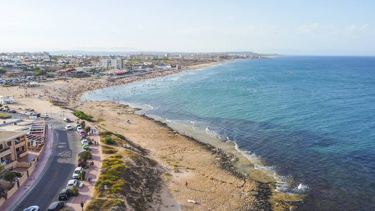 VILLA MED KÆLDER, STUEETAGE, FØRSTE SAL OG SOLARIUM I LA MATA NÆR HAVET