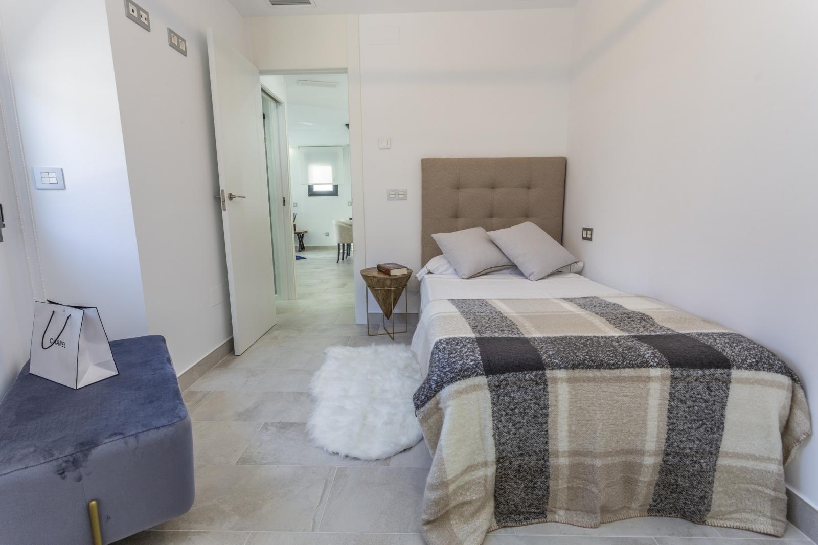 VILLA MET KELDER, BEGANE GROND, EERSTE VERDIEPING EN SOLARIUM IN LA MATA IN DE BUURT VAN DE ZEE