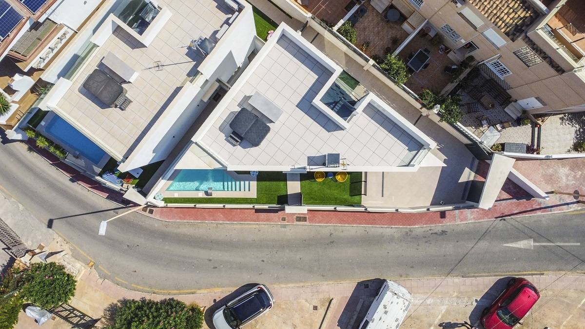 VILLA MED KÆLDER, STUEETAGE, FØRSTE SAL OG SOLARIUM I LA MATA NÆR HAVET