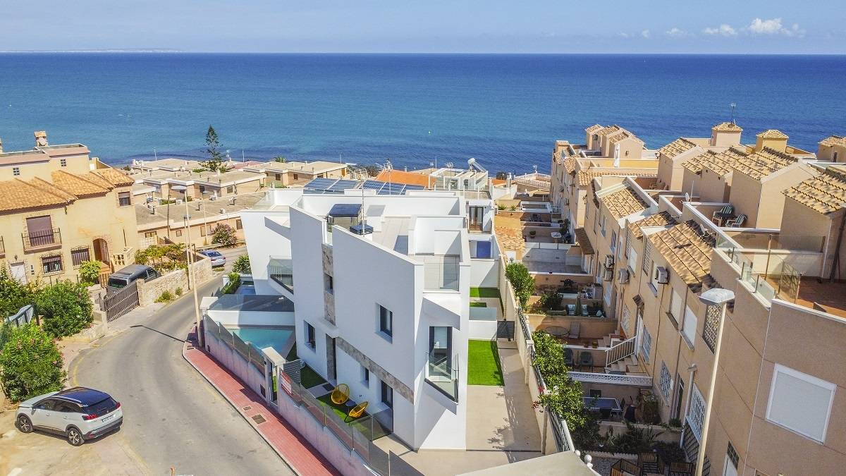 VILLA MET KELDER, BEGANE GROND, EERSTE VERDIEPING EN SOLARIUM IN LA MATA IN DE BUURT VAN DE ZEE