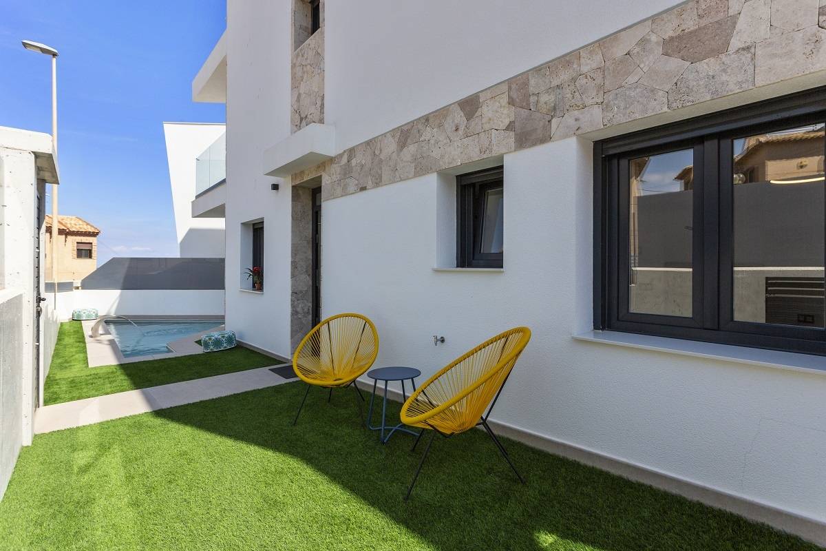 VILLAS EXCLUSIVES ET MODERNES AVEC VUE SUR LA MER À TORREVIEJA, QUARTIER « LA MANGUILLA »