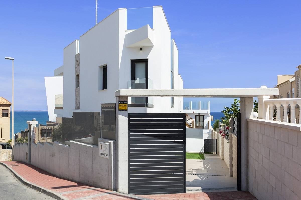 VILLA MED KÆLDER, STUEETAGE, FØRSTE SAL OG SOLARIUM I LA MATA NÆR HAVET