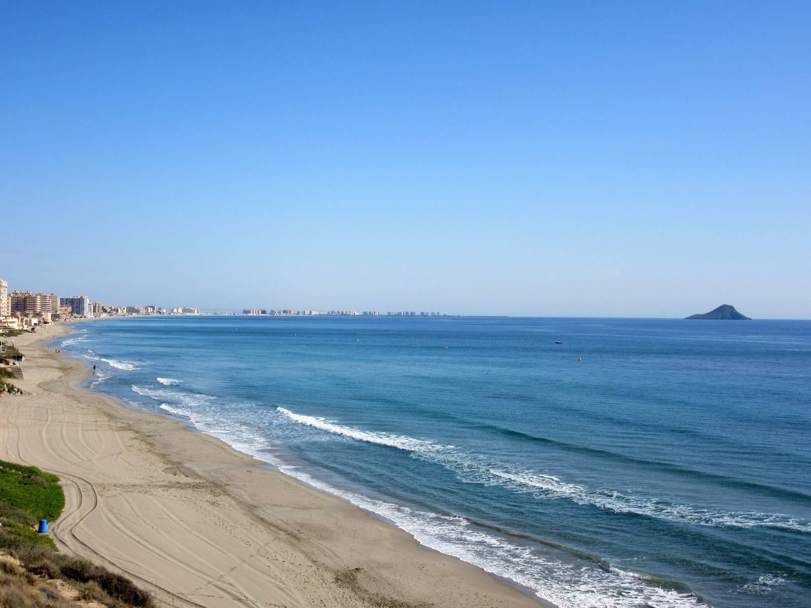 YLELLINEN HUVILA VENEEN KIINNITYKSELLÄ LA MANGA DEL MAR MENORISSA