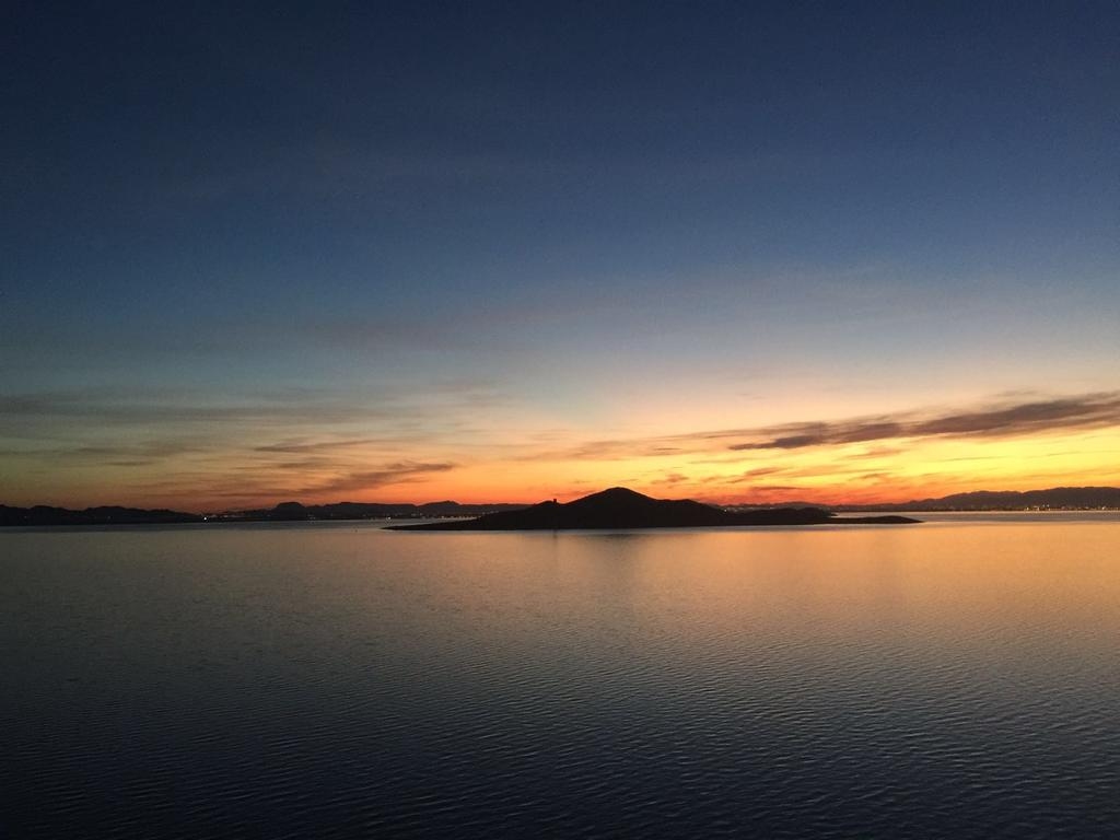 YLELLINEN HUVILA VENEEN KIINNITYKSELLÄ LA MANGA DEL MAR MENORISSA