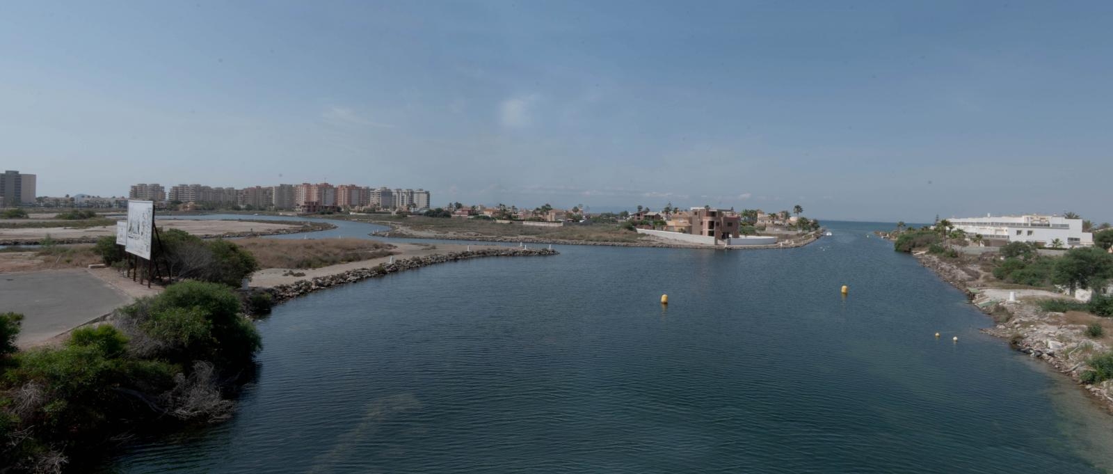 YLELLINEN HUVILA VENEEN KIINNITYKSELLÄ LA MANGA DEL MAR MENORISSA