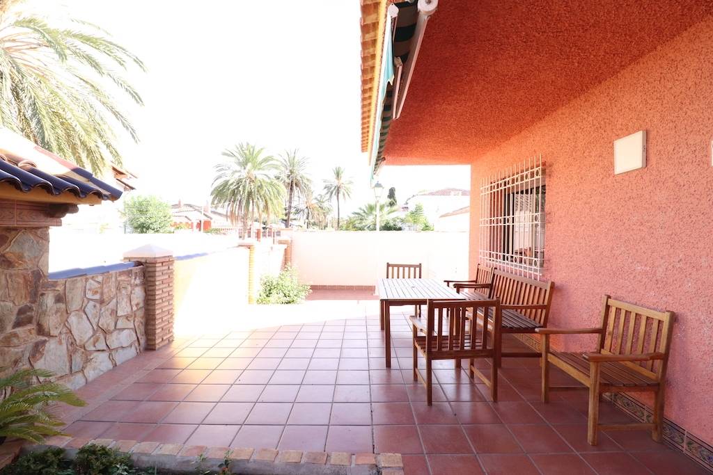 CHALET INDEPENDIENTE DE ESQUINA EN CABO ROIG A 300 METROS DEL MAR