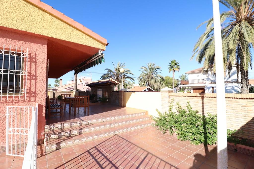 CHALET INDEPENDIENTE DE ESQUINA EN CABO ROIG A 300 METROS DEL MAR