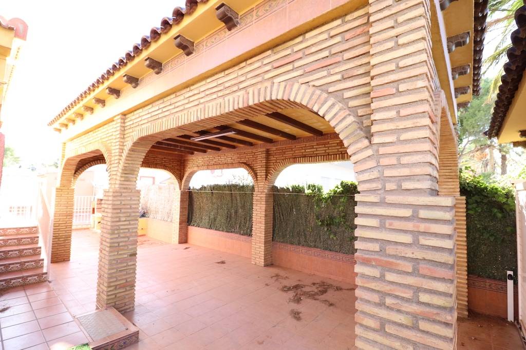 CHALET INDEPENDIENTE DE ESQUINA EN CABO ROIG A 300 METROS DEL MAR