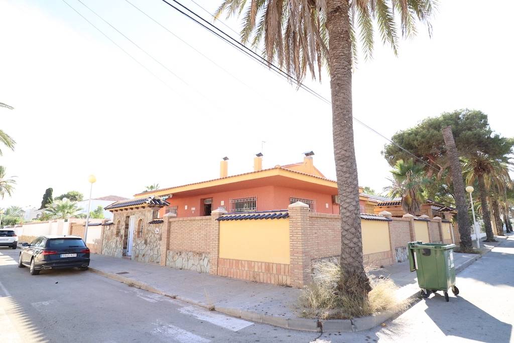 CHALET INDEPENDIENTE DE ESQUINA EN CABO ROIG A 300 METROS DEL MAR