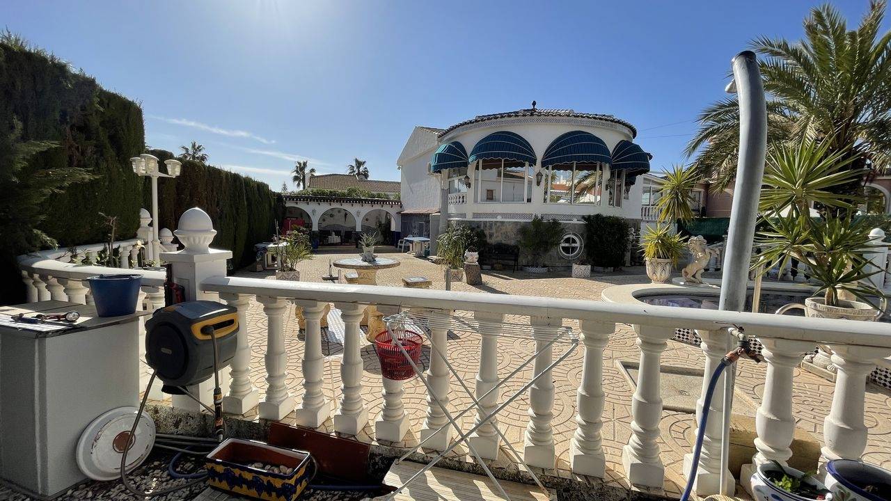 INDEPENDENT VILLA WITH LARGE PLOT IN SAN LUIS