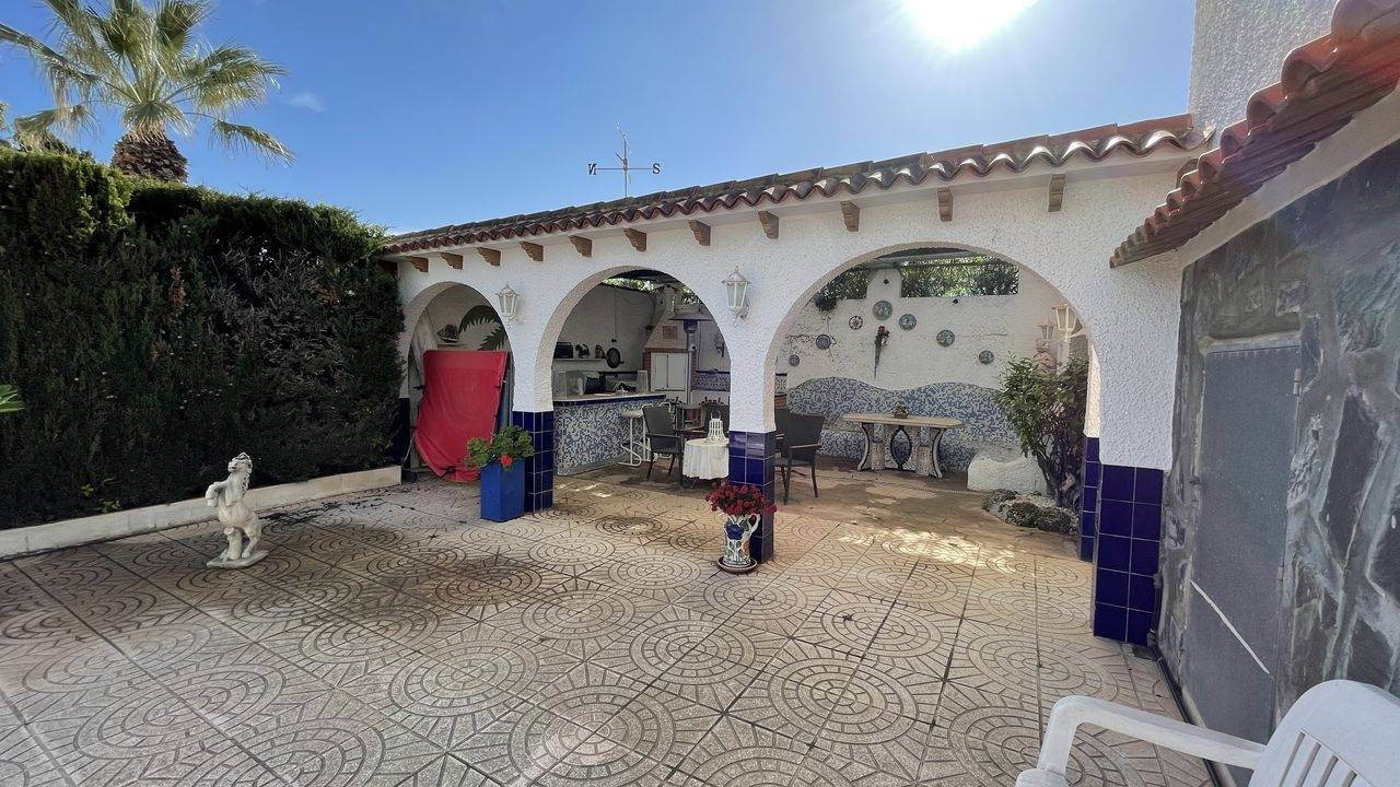 INDEPENDENT VILLA WITH LARGE PLOT IN SAN LUIS