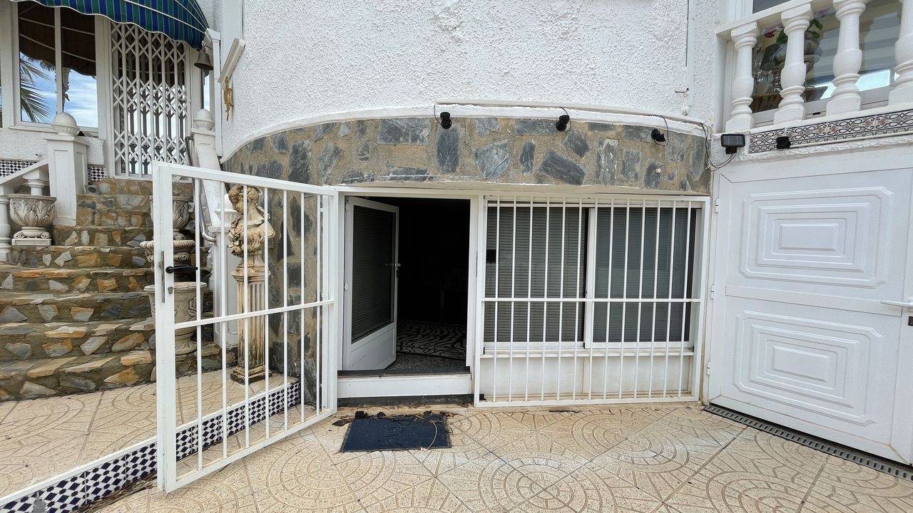 UNABHÄNGIGE VILLA MIT GROSSEM GRUNDSTÜCK IN SAN LUIS