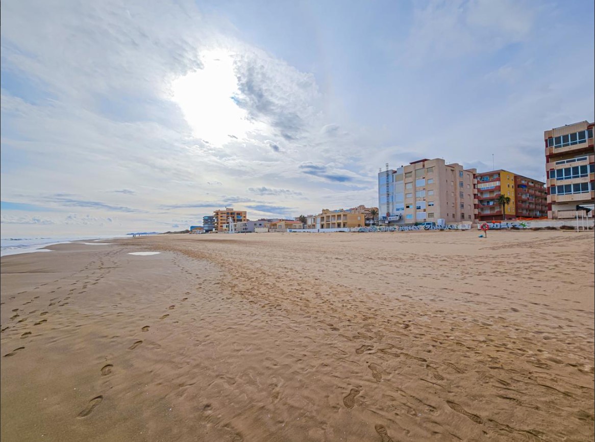 PENTHOUSE IN ZWEITER LINIE IN GUARDAMAR, 100 METER VOM STRAND LA ROQUETA ENTFERNT