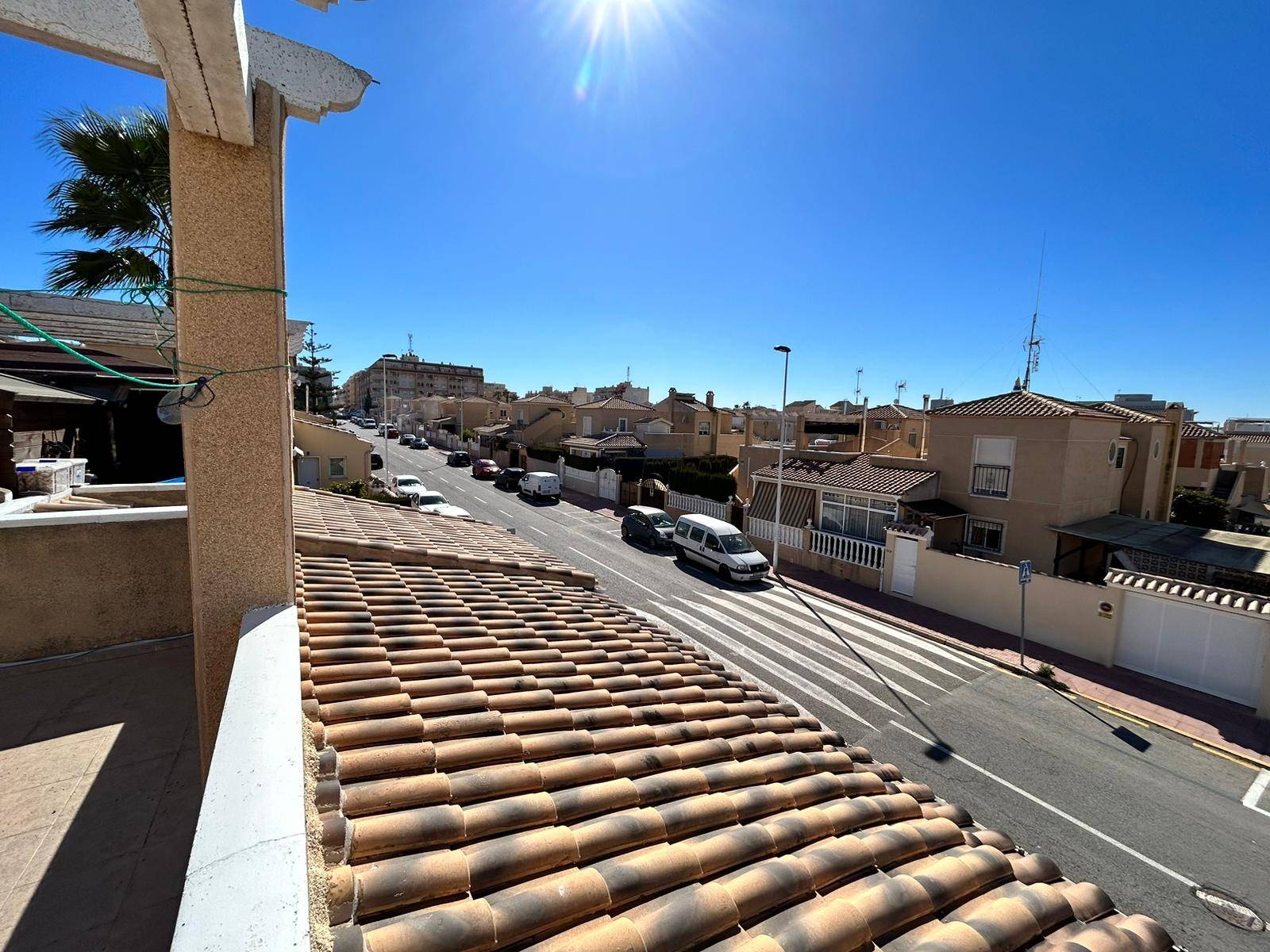 HABITATGE UNIFAMILIAR ADOSSAT AL CENTRE DE TORREVIEJA AMB ENTRADA PER A COTXE