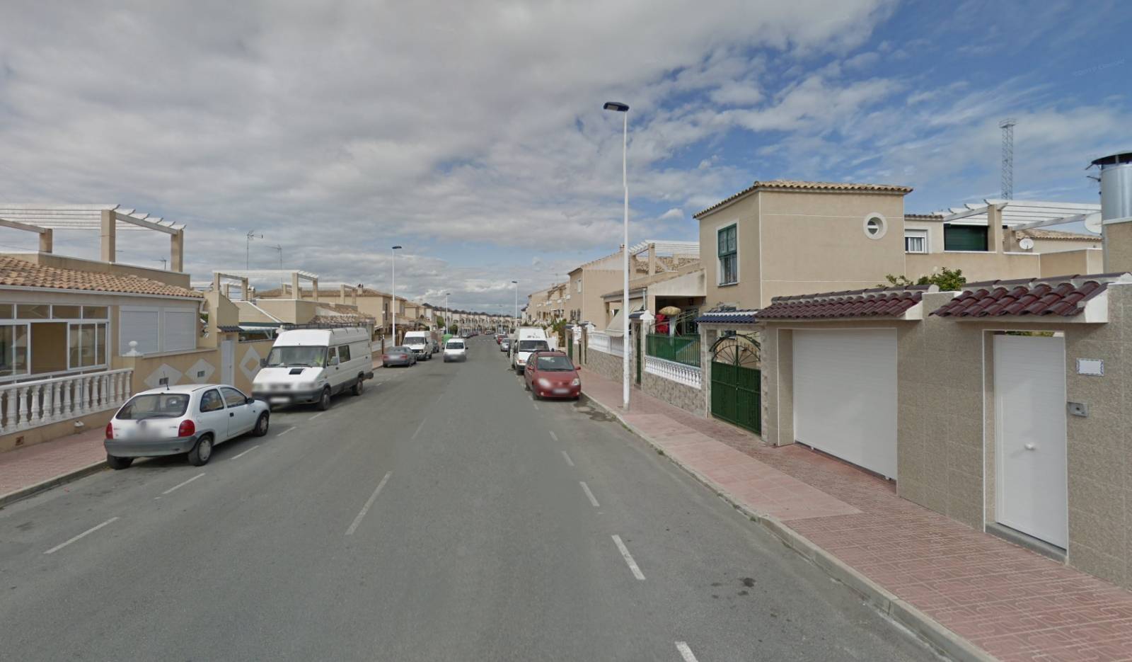 HABITATGE UNIFAMILIAR ADOSSAT AL CENTRE DE TORREVIEJA AMB ENTRADA PER A COTXE