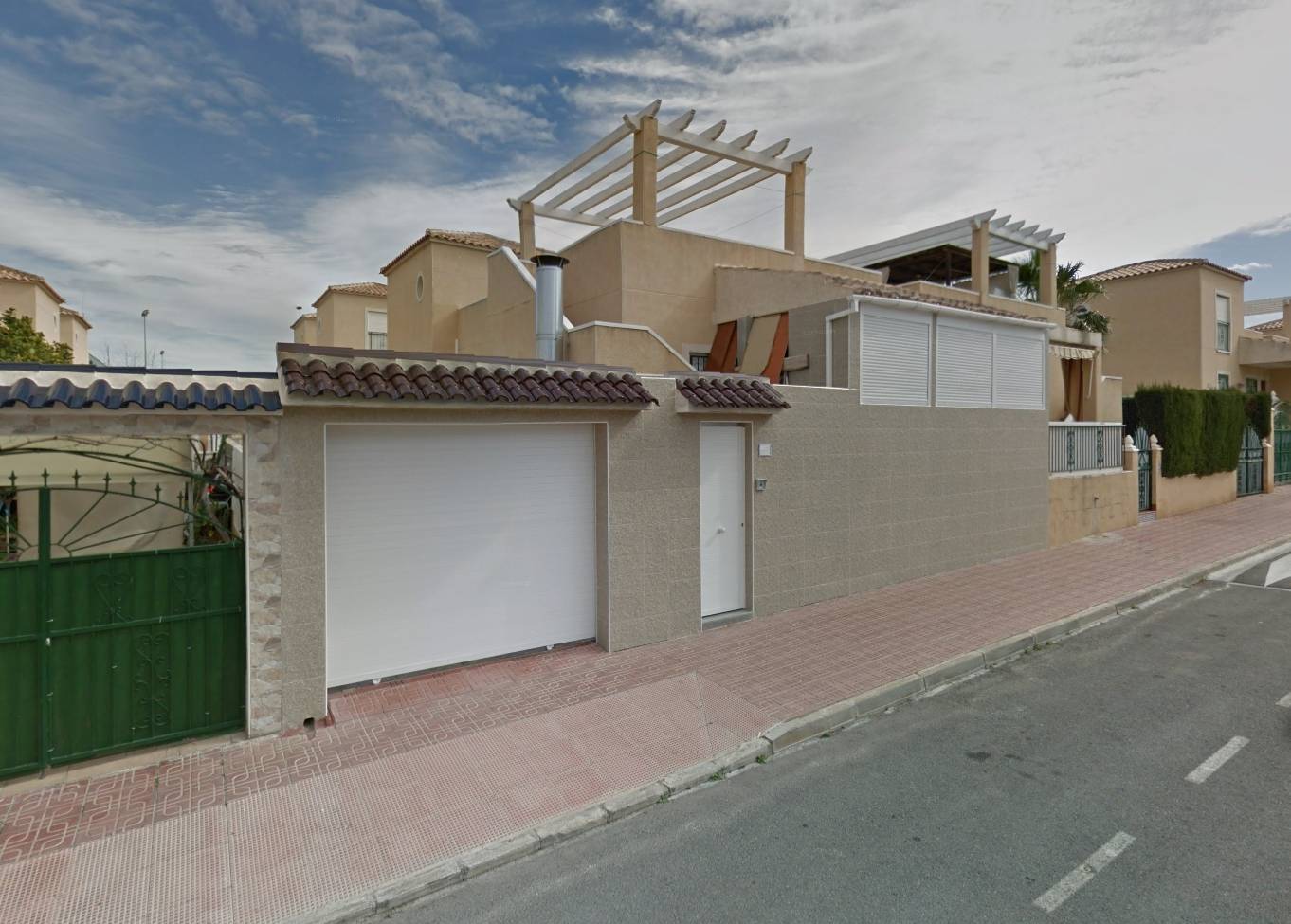 HABITATGE UNIFAMILIAR ADOSSAT AL CENTRE DE TORREVIEJA AMB ENTRADA PER A COTXE