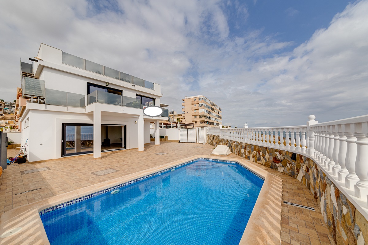 EXCLUSIVA VILLA FRENTE AL MAR CON PISCINA PRIVADA, JACUZZI Y VISTAS PANORÁMICAS EN LA MATA