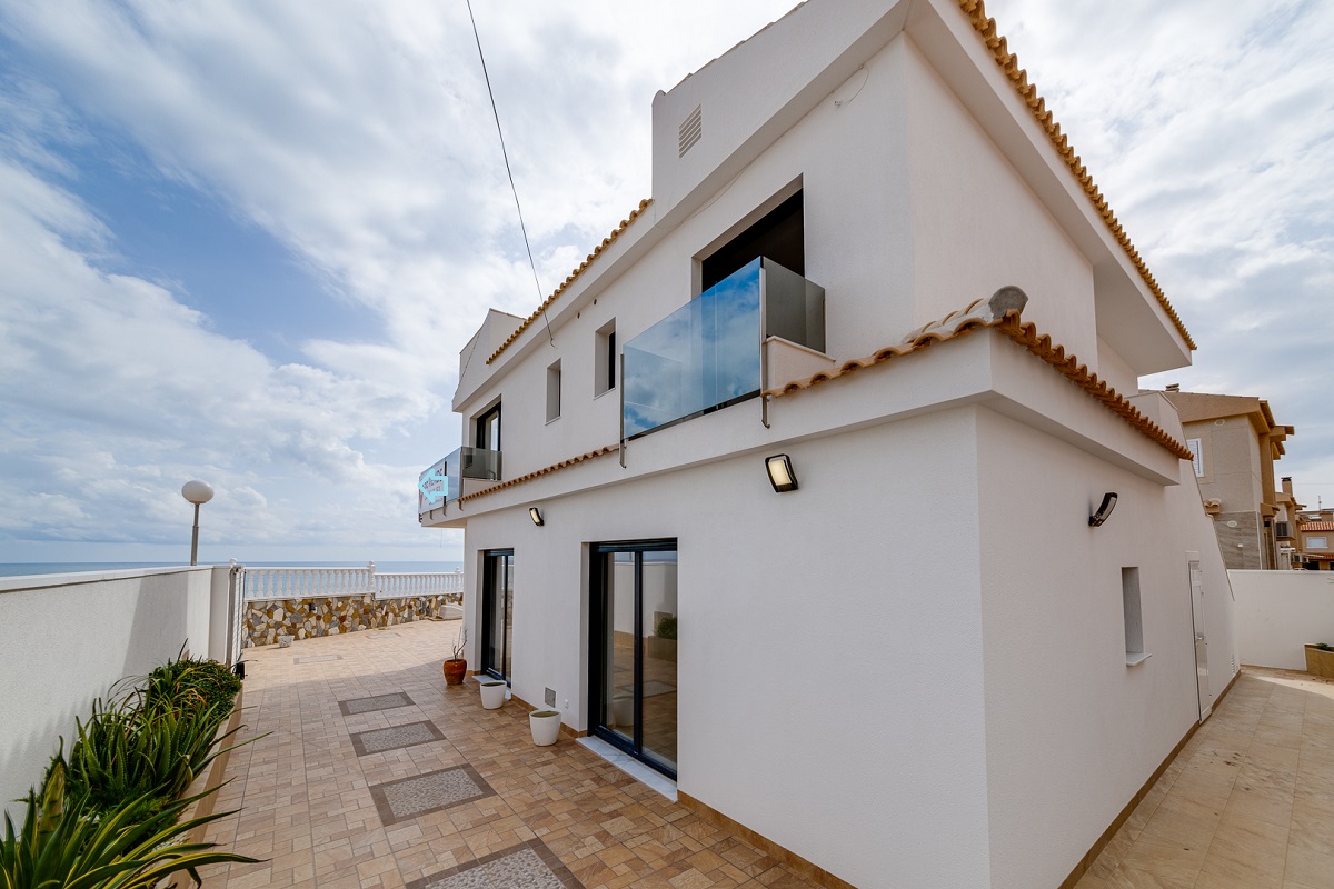 ESCLUSIVA VILLA FRONTE MARE CON PISCINA PRIVATA, JACUZZI E VISTA PANORAMICA A LA MATA