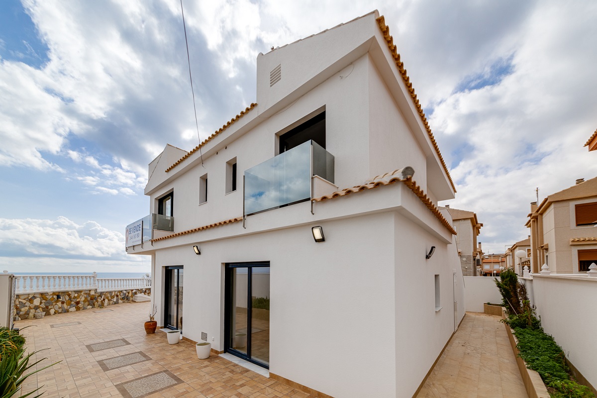 ESCLUSIVA VILLA FRONTE MARE CON PISCINA PRIVATA, JACUZZI E VISTA PANORAMICA A LA MATA