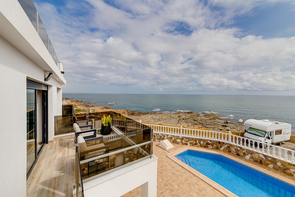 EXCLUSIVA VILLA FRENTE AL MAR CON PISCINA PRIVADA, JACUZZI Y VISTAS PANORÁMICAS EN LA MATA