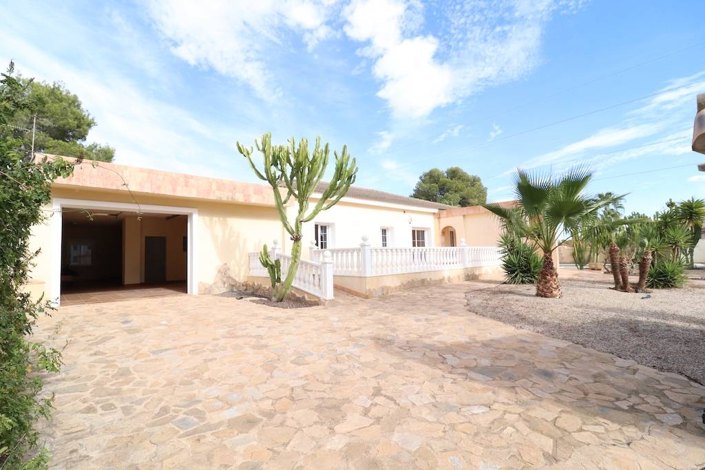 VILLAMARTIN, FANTASTISCHE VILLA MIT 1.500M2 GARTEN UND POOL