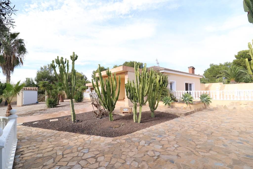 VILLAMARTIN, FANTASTISCHE VILLA MIT 1.500M2 GARTEN UND POOL