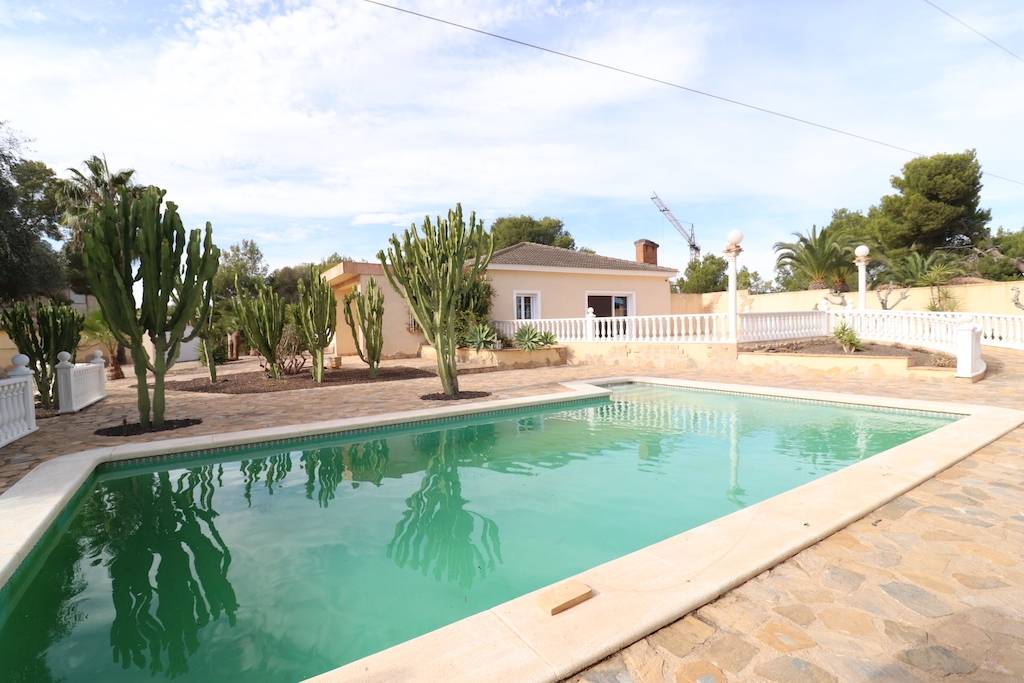 VILLAMARTIN, FANTASTISCHE VILLA MIT 1.500M2 GARTEN UND POOL