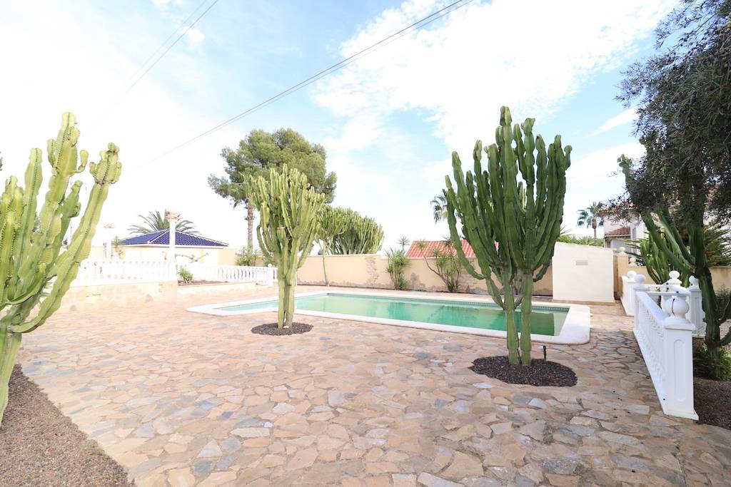 VILLAMARTIN, FANTASTISCHE VILLA MIT 1.500M2 GARTEN UND POOL