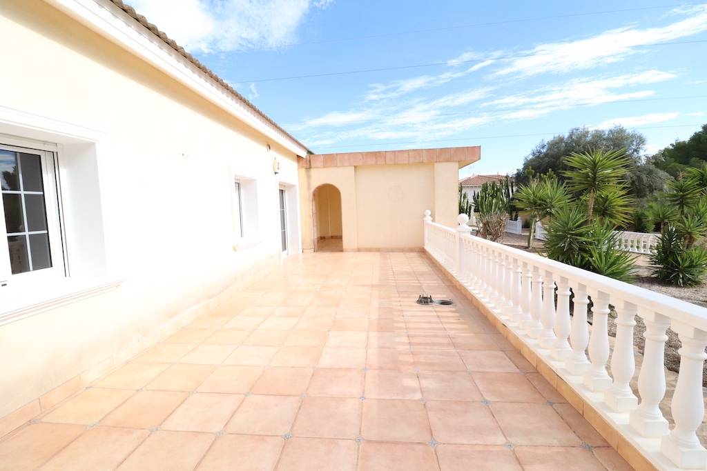 VILLAMARTIN, FANTASTISCHE VILLA MIT 1.500M2 GARTEN UND POOL