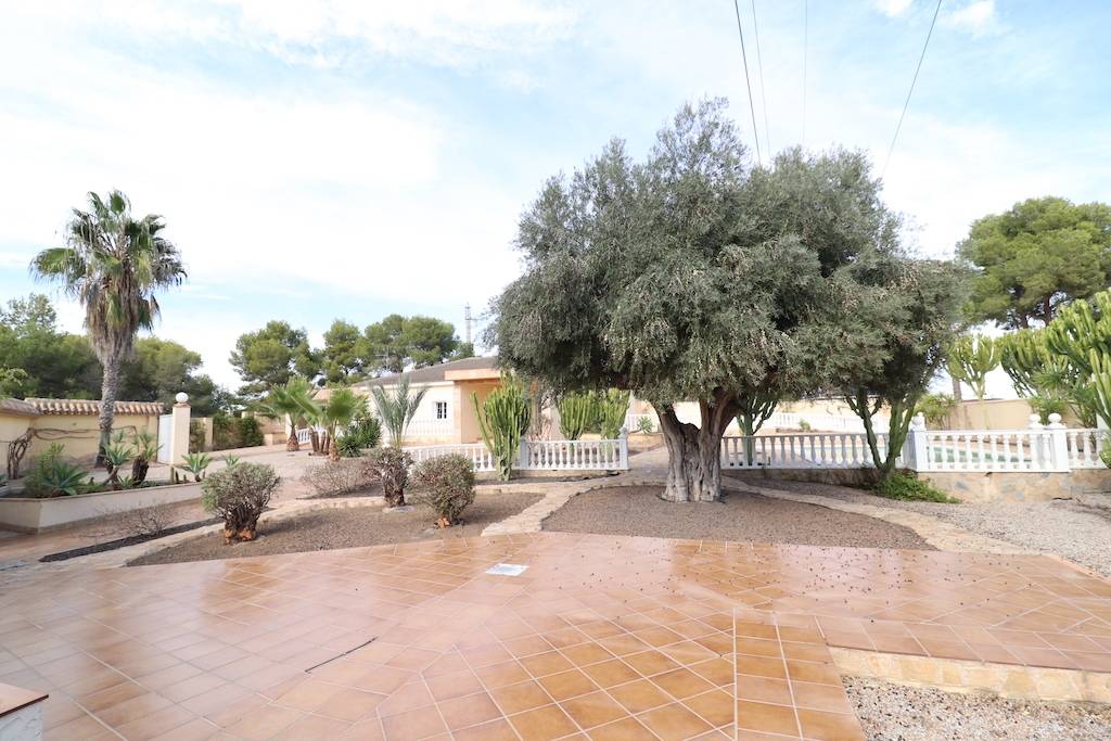 VILLAMARTIN, FANTASTISCHE VILLA MIT 1.500M2 GARTEN UND POOL