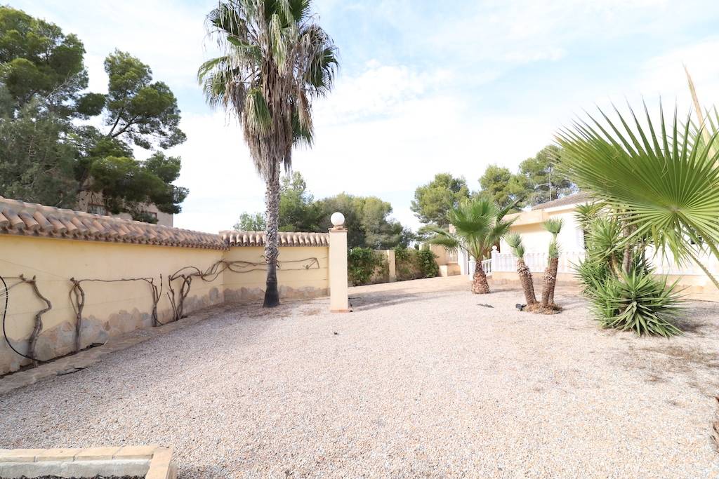 VILLAMARTIN, FANTASTISCHE VILLA MIT 1.500M2 GARTEN UND POOL