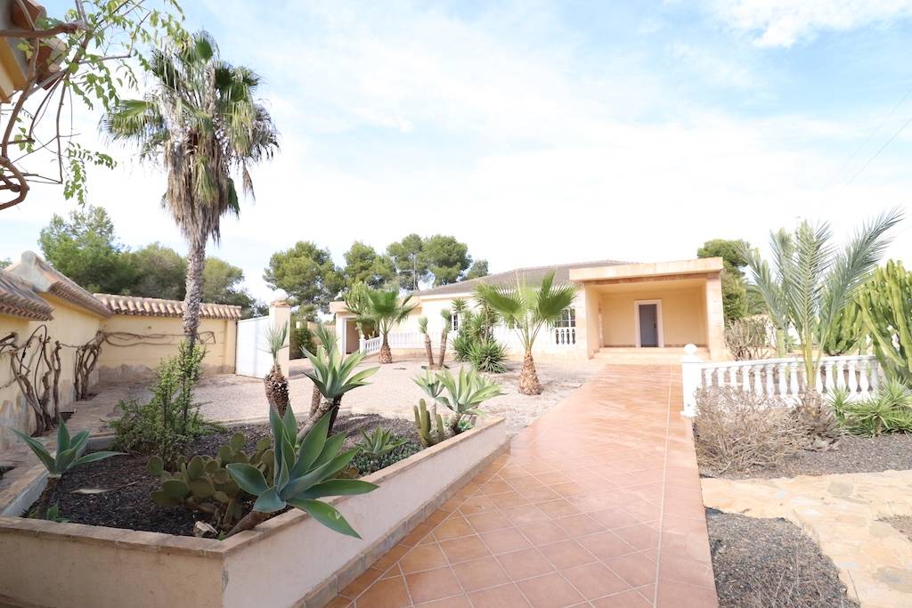 VILLAMARTIN, FANTASTISCHE VILLA MIT 1.500M2 GARTEN UND POOL