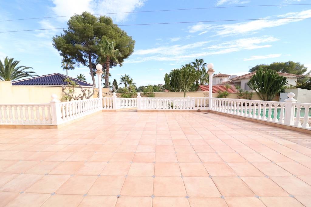 VILLAMARTIN, FANTASTISCHE VILLA MIT 1.500M2 GARTEN UND POOL