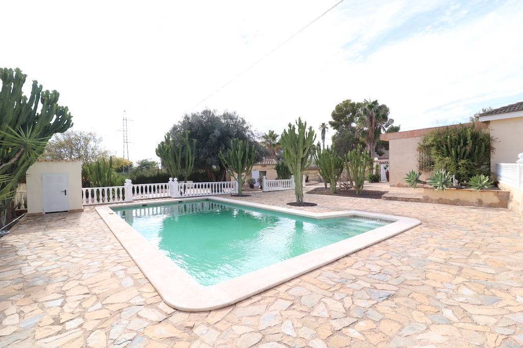 VILLAMARTIN, FANTASTISCHE VILLA MIT 1.500M2 GARTEN UND POOL