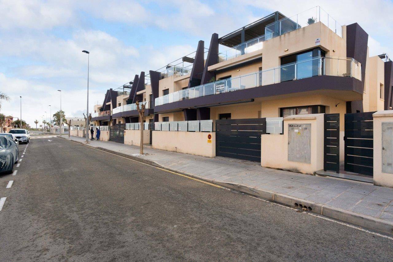 NYDELIG LEILIGHET MED TAKTERRASSE - NOEN FÅ METER FRA STRANDEN I TORRE HORADADA