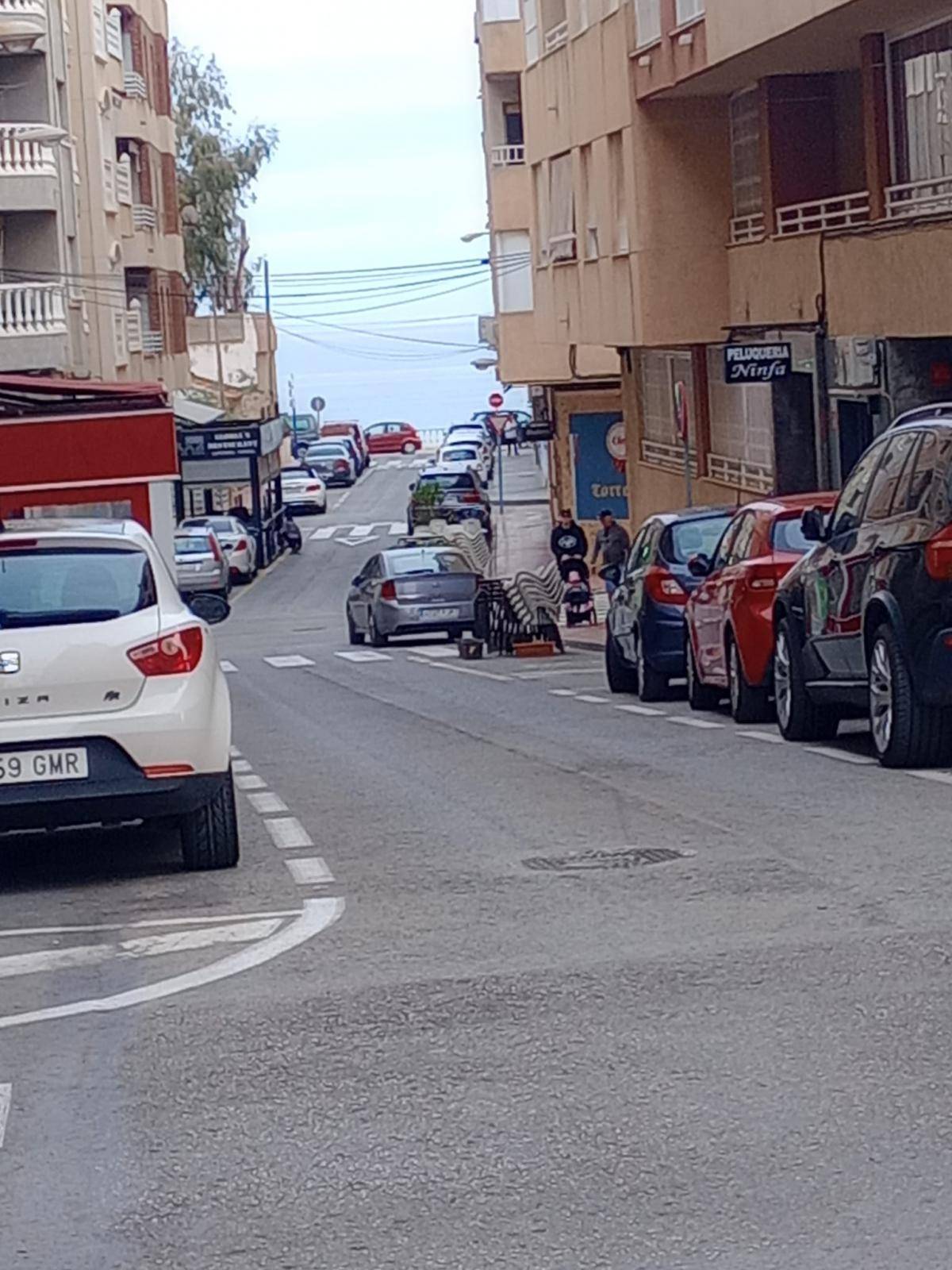 KATTOHUONEISTO, JOSSA ON AUTOTALLI JA VARASTO LOS LOCOS BEACHIN VIERESSÄ