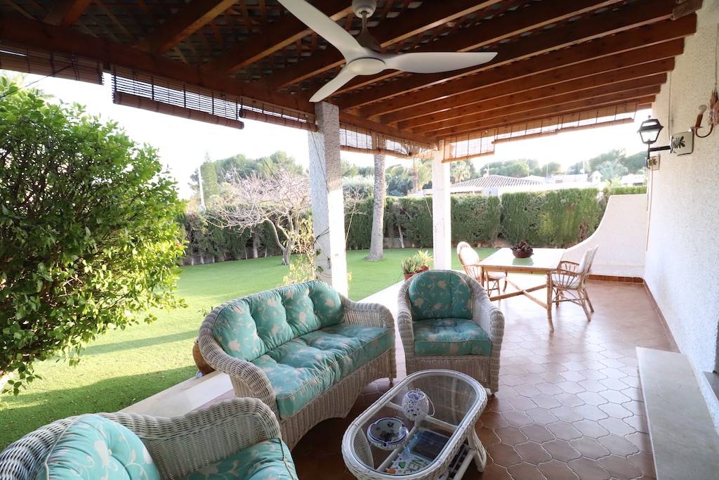 VILLA D'ANGOLO A DUE STRADE DI DISTANZA A CAMPOAMOR CON AMPIO TERRENO