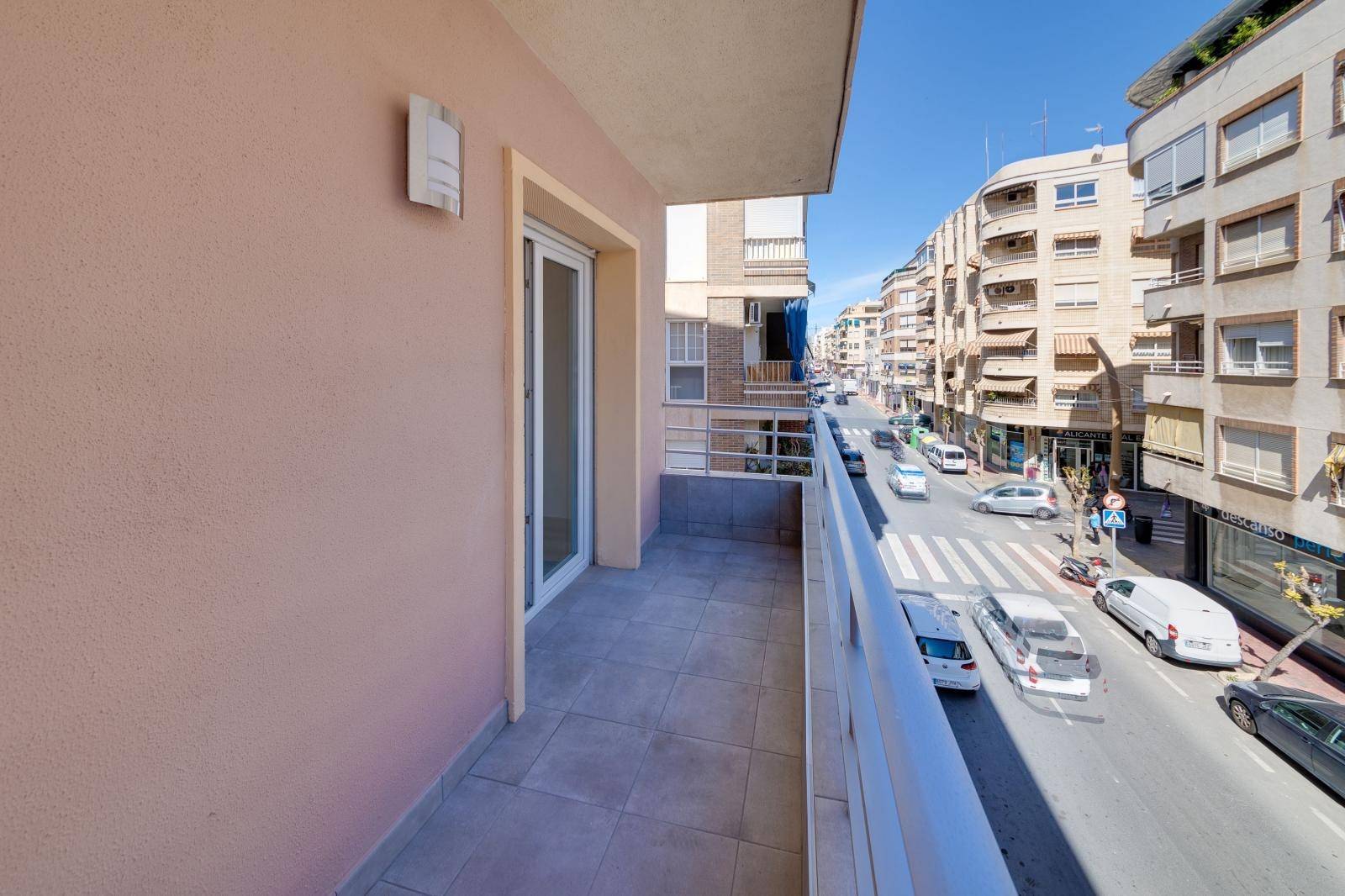 GERENOVEERD APPARTEMENT IN HET CENTRUM VAN TORREVIEJA EN DICHT BIJ HET STRAND