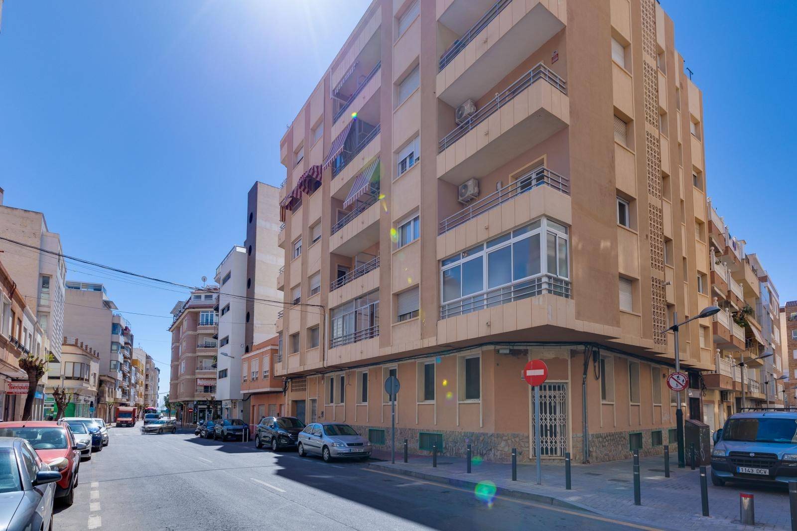 GERENOVEERD APPARTEMENT IN HET CENTRUM VAN TORREVIEJA EN DICHT BIJ HET STRAND