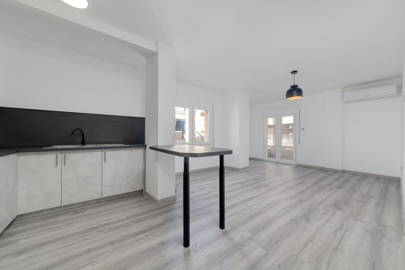 APARTAMENTO REFORMADO EN EL CENTRO DE TORREVIEJA Y CERCA DE LA PLAYA