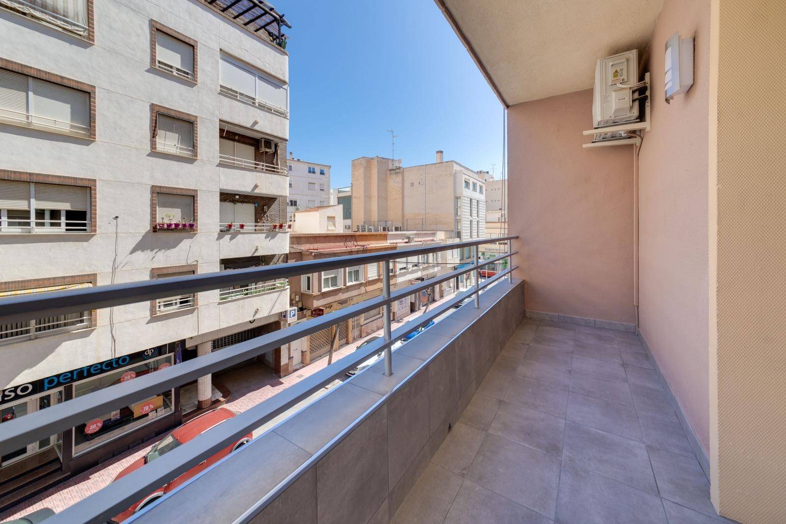 RENOVATED APARTMENT IN THE CENTRE OF TORREVIEJA AND CLOSE TO THE BEACH