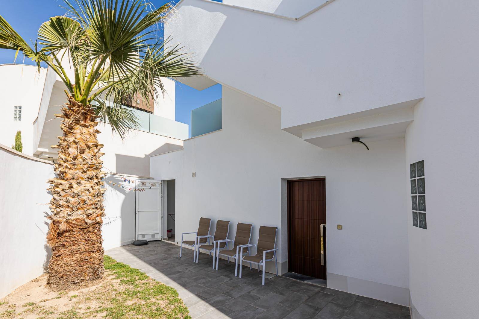 VILLA INDIVIDUELLE À URB. BALCONS AVEC PISCINE CHAUFFÉE