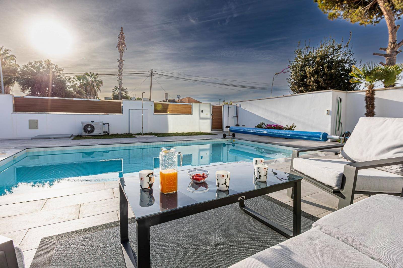 VILLA INDIVIDUELLE À URB. BALCONS AVEC PISCINE CHAUFFÉE