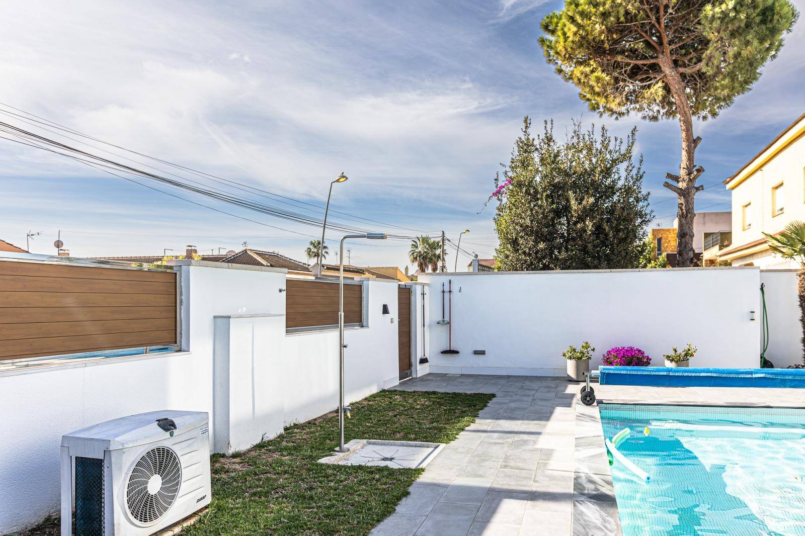 VILLA INDIVIDUELLE À URB. BALCONS AVEC PISCINE CHAUFFÉE