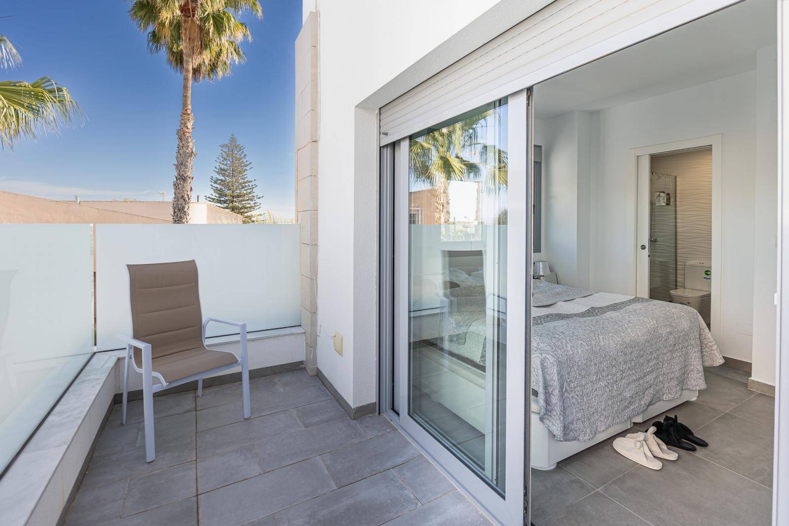 VILLA INDIVIDUELLE À URB. BALCONS AVEC PISCINE CHAUFFÉE