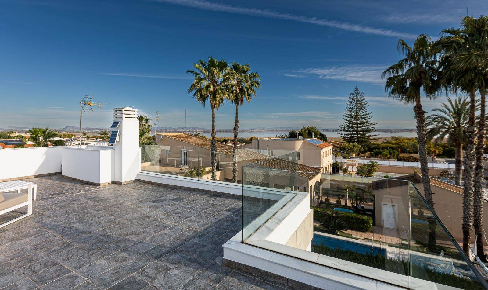 VILLA INDIVIDUELLE À URB. BALCONS AVEC PISCINE CHAUFFÉE