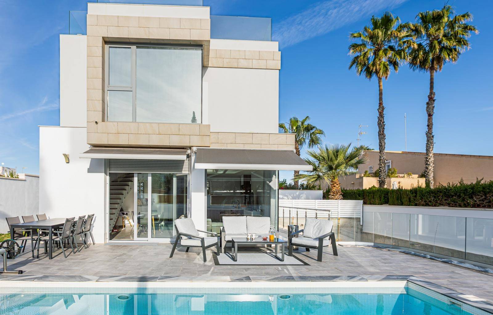 VILLA INDIVIDUELLE À URB. BALCONS AVEC PISCINE CHAUFFÉE