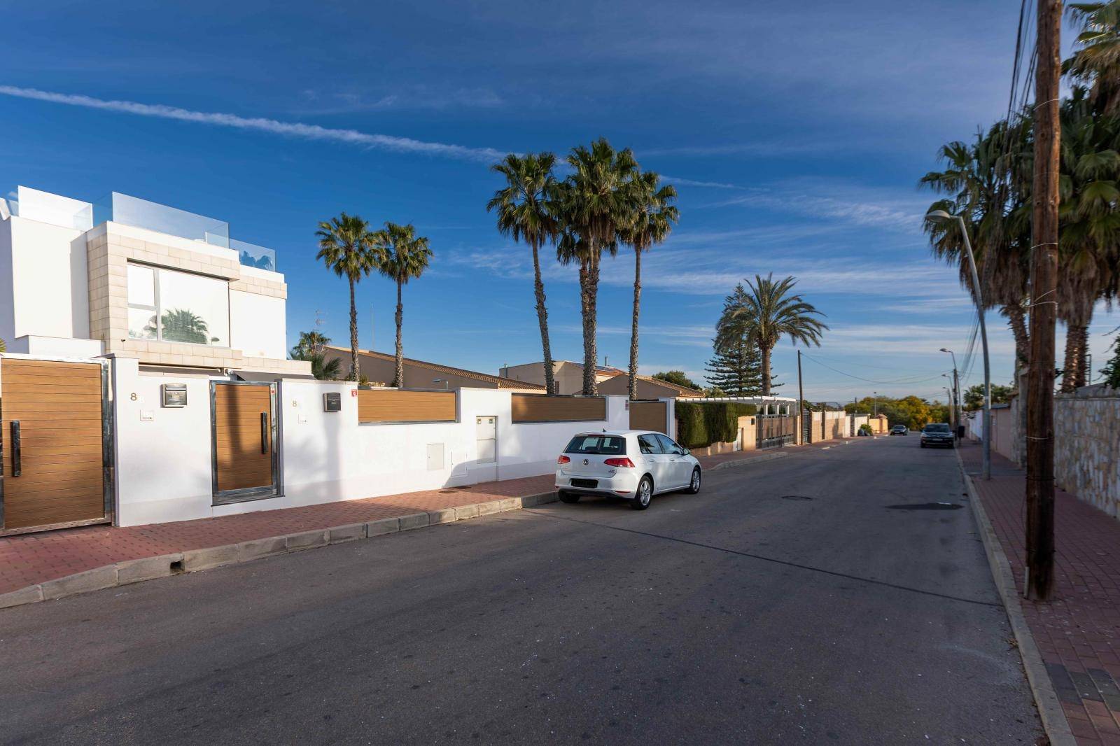 VILLA INDIVIDUELLE À URB. BALCONS AVEC PISCINE CHAUFFÉE